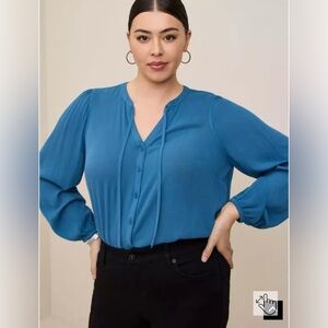 Torrid Crinkle Gauze Button-Front Peasant
Top size 4